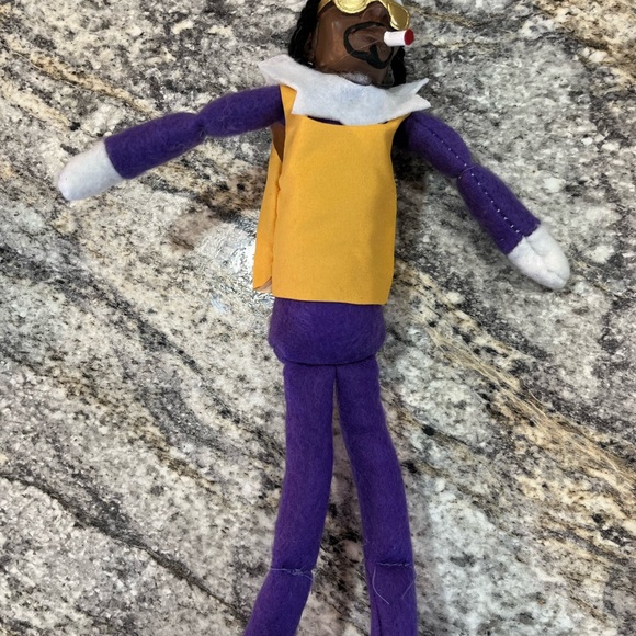 NWT Green Snoop Dogg Resin & fabric doll Doll - Green Christmas elf on shelve - Picture 8 of 9